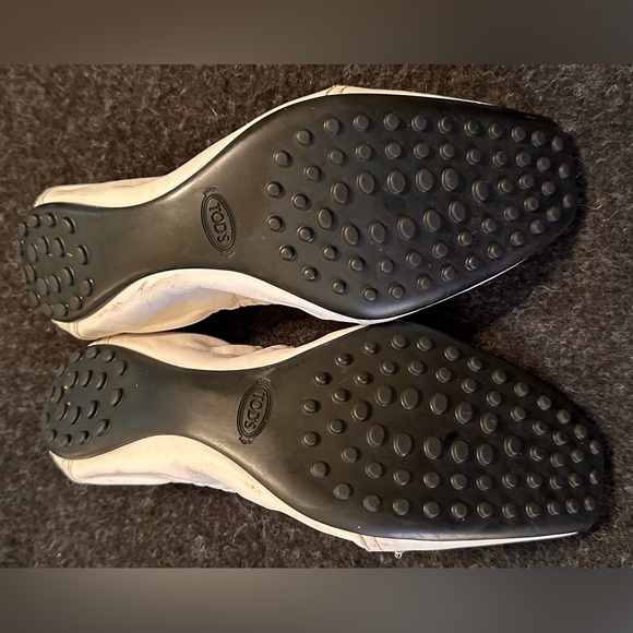 415. Ladies Tod’s Vintage White Leather Buckle Distressed Driving Shoe - Picture 9 of 15